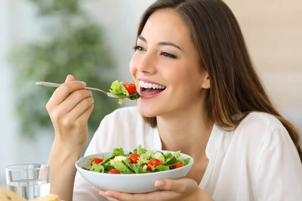 https://ortodonziainvisibilefirenze.it/wp-content/uploads/2026/04/mangiare-con-apparecchio-invisibile-come-fare-featured-1280x853.webp